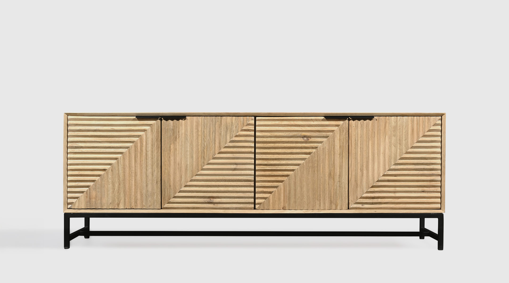 Aparador Trenza de madera de mango con puertas en relieve geométrico y patas metálicas negras