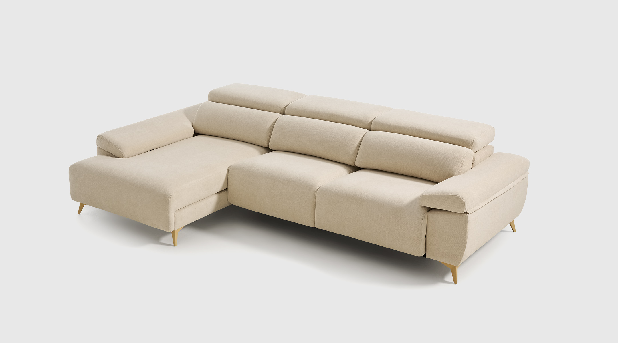 Sofá Chaise Longue Livi Derecha 302 cm - Tejido Raso 02 Beige Sofá moderno Livi de 302 cm en color beige, chaise longue a la derecha, brazos anchos y cabezales reclinables multipunto.