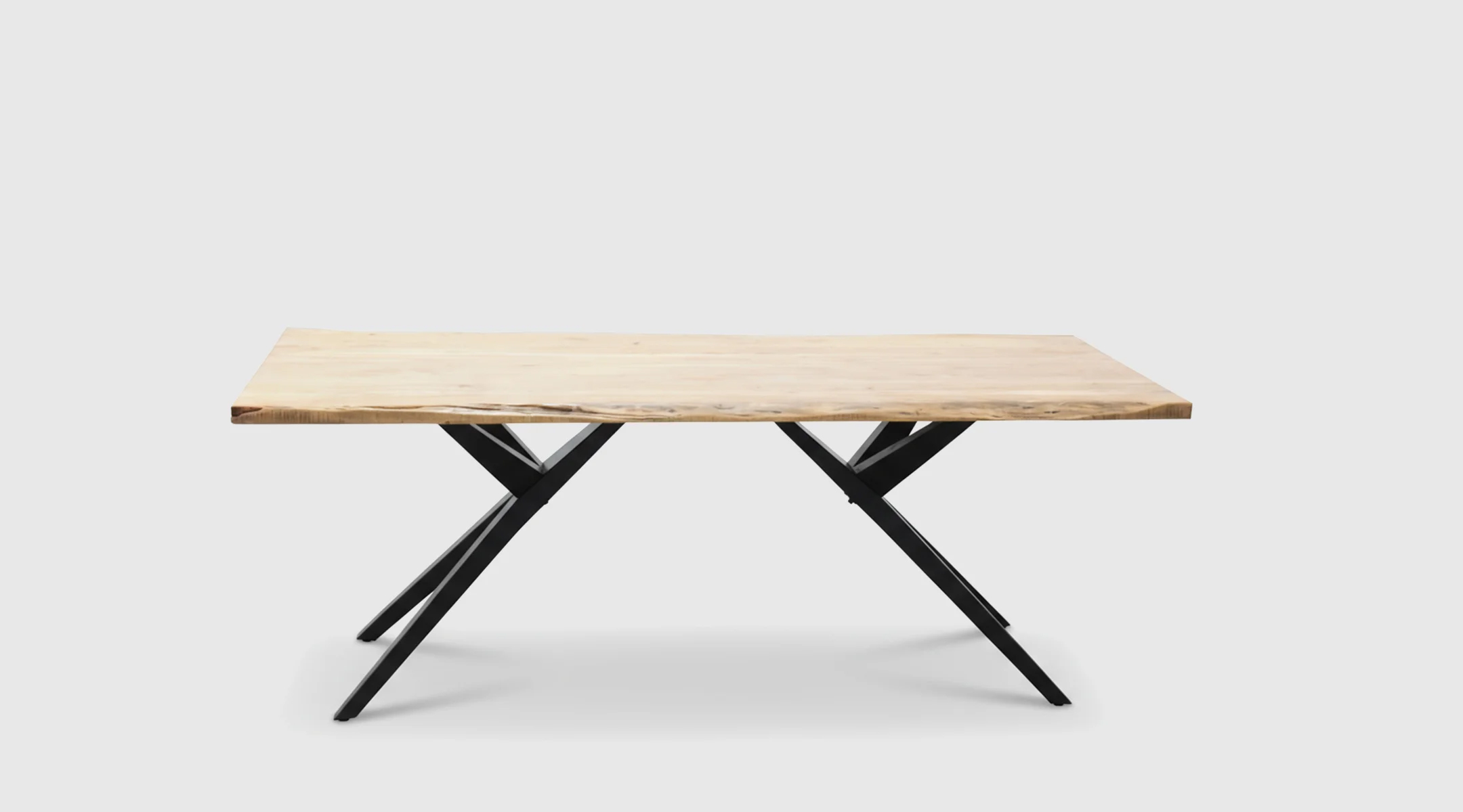 Mesa de comedor de diseño mediterráneo Sabina de Mimma Gallery con formas orgánicas y líneas ligeras