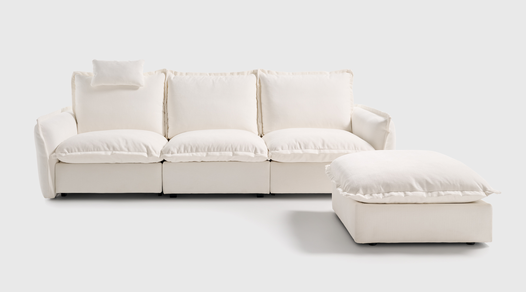 Sofá Ámbar · diseño envolvente con relax eléctrico y brazos articulados Sofá Ámbar con diseño envolvente, brazos articulados y asientos relax eléctricos tapizado en tejido suave