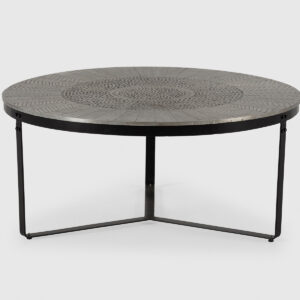Mesa de centro redonda Brass de Mimma Gallery con sobre de latón envejecido y patas metálicas negras.