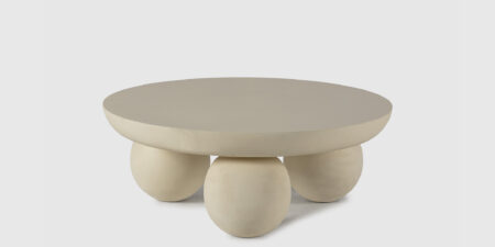 Mesas de centro Bubble de madera de mango con diseño redondeado y acabado natural o blanco