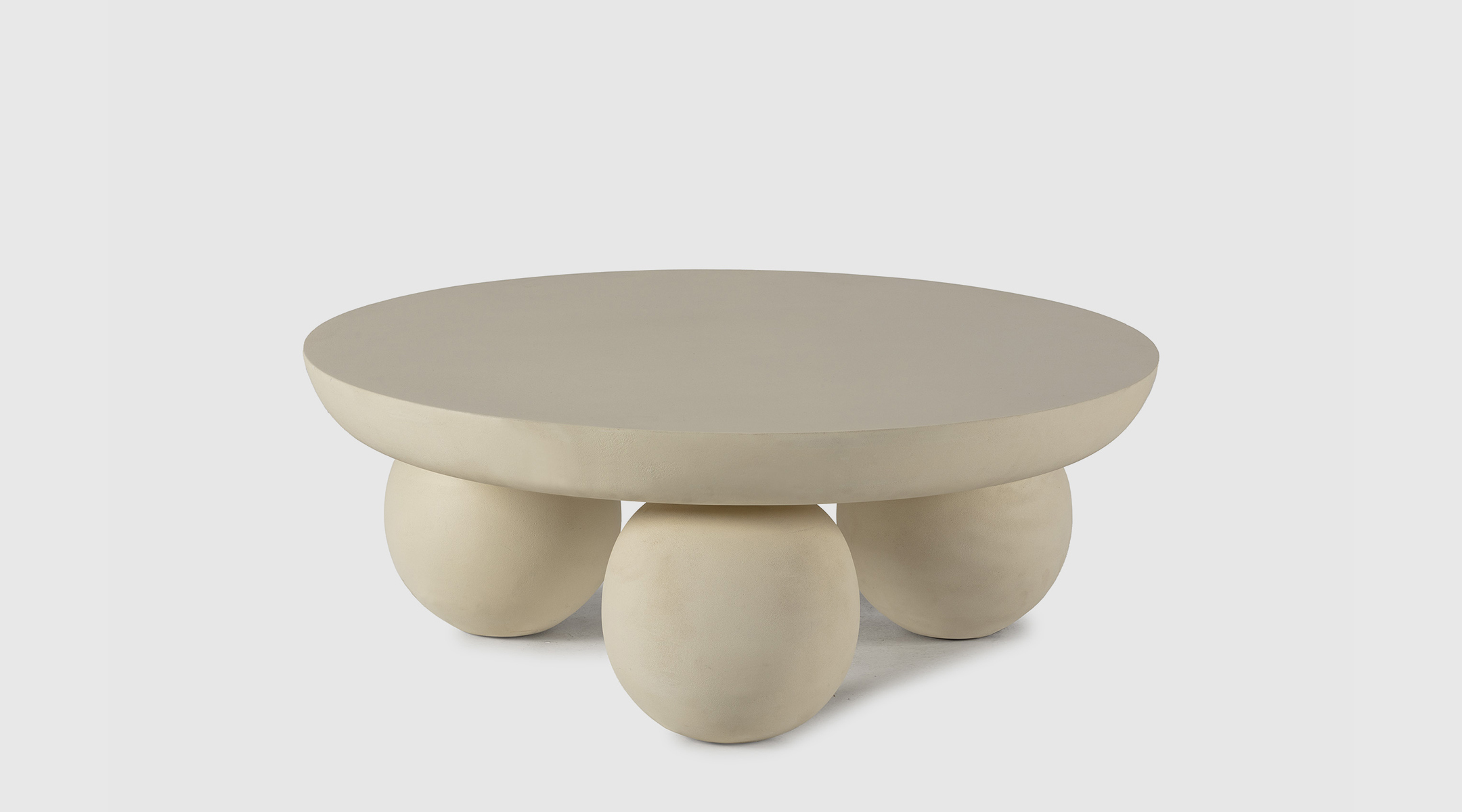 Mesas de centro Bubble de madera de mango con diseño redondeado y acabado natural o blanco