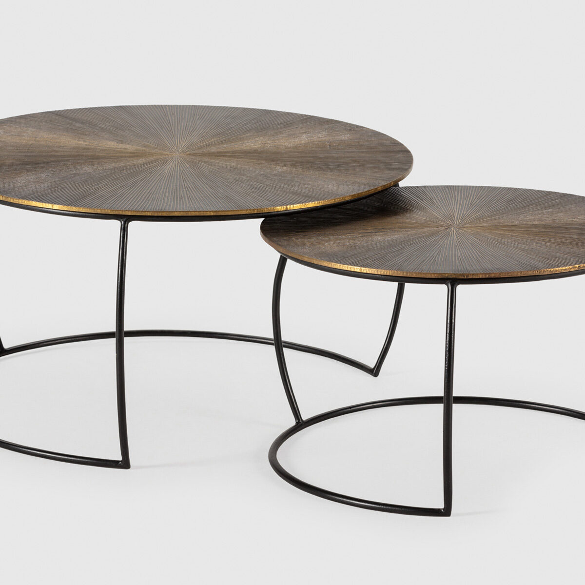Set de dos mesas de centro Coba con acabado oro viejo y patas metálicas negras de diseño moderno