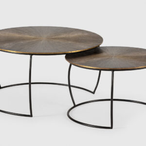 Set de dos mesas de centro Coba con acabado oro viejo y patas metálicas negras de diseño moderno