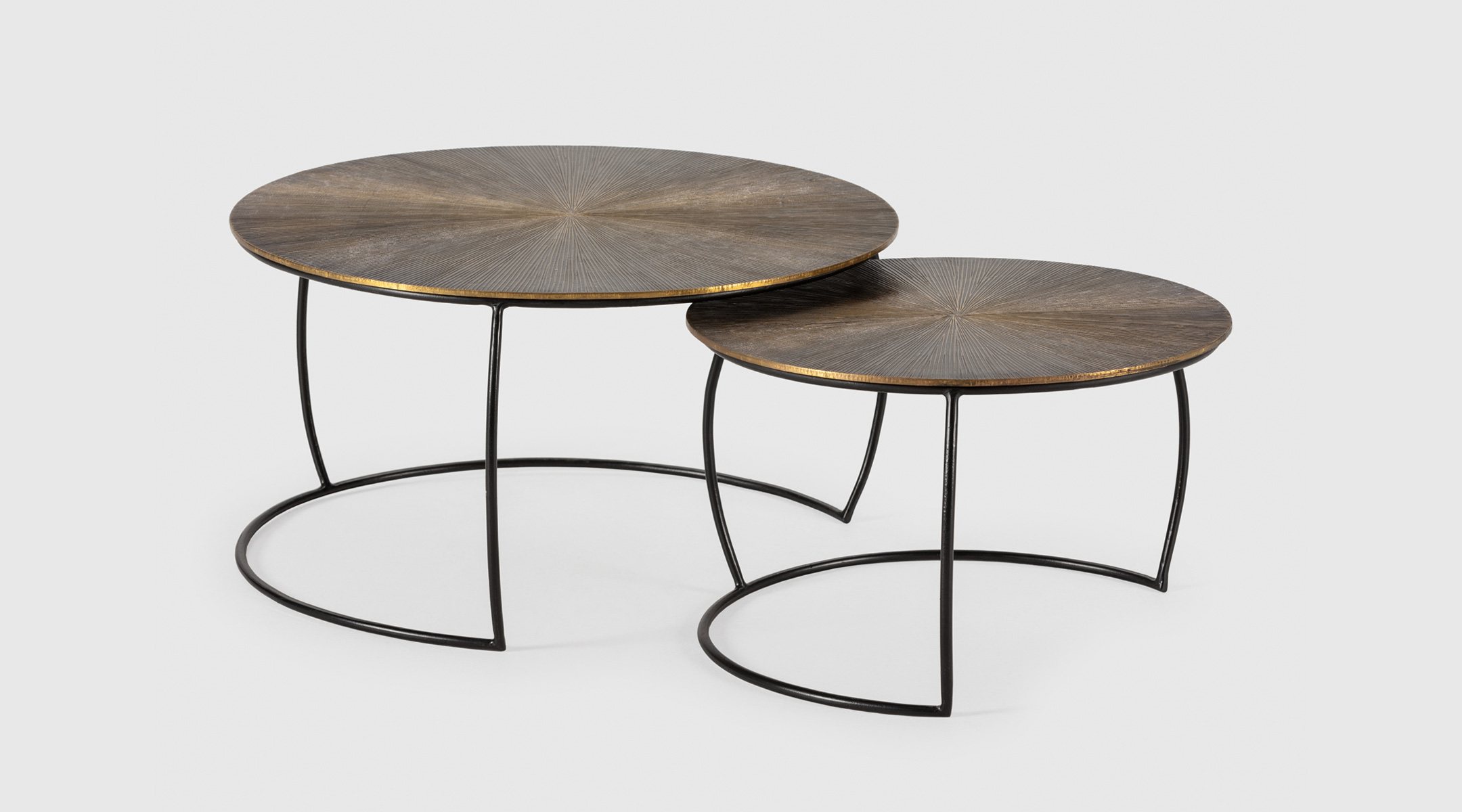 Set de dos mesas de centro Coba con acabado oro viejo y patas metálicas negras de diseño moderno