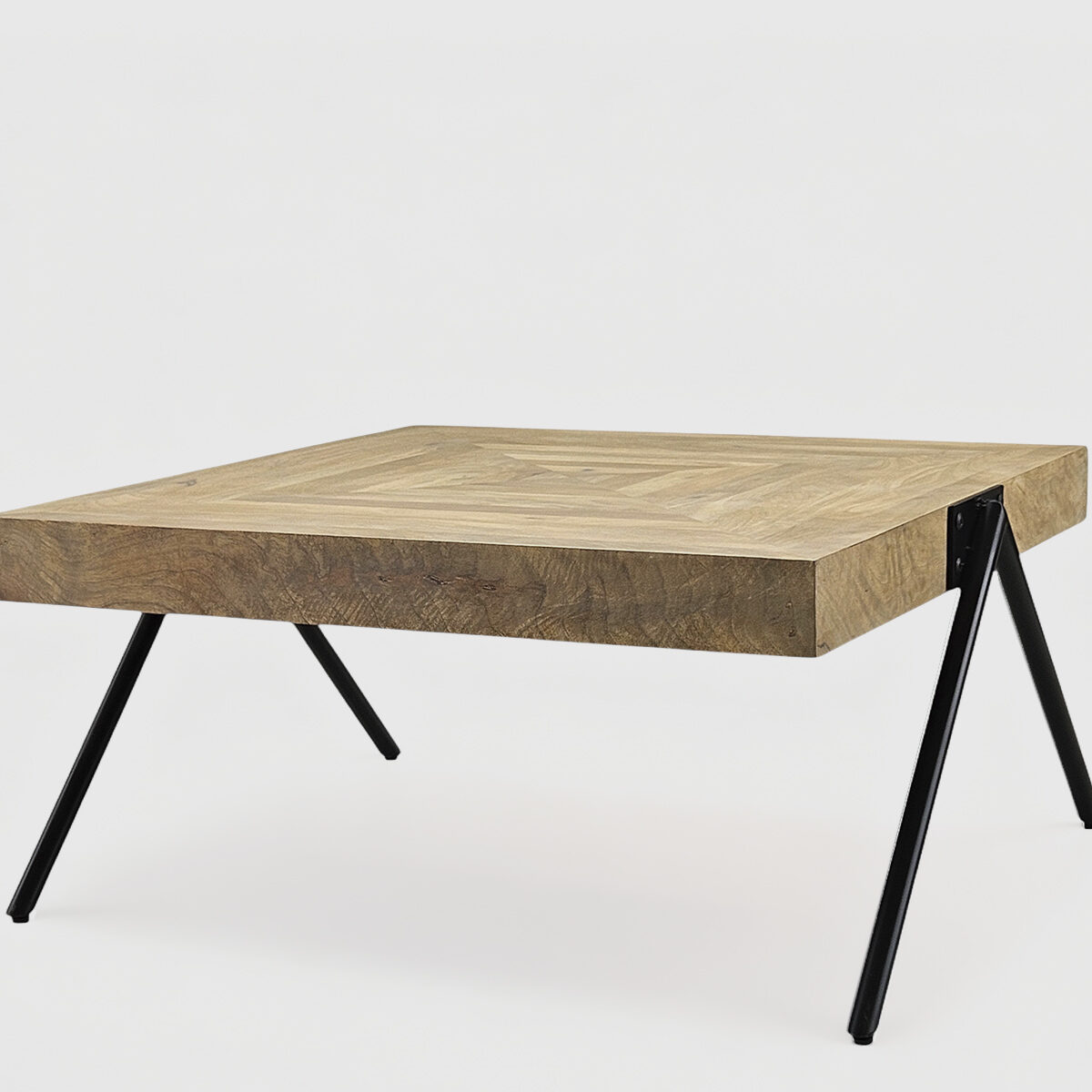 Mesa de centro Roob con sobre cuadrado en espiga de madera de mango y patas metálicas tipo trípode