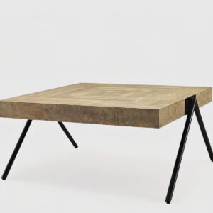 Mesa de centro Roob | Madera de mango en espiga y patas metálicas – Mimma Gallery Mesa de centro Roob con sobre cuadrado en espiga de madera de mango y patas metálicas tipo trípode