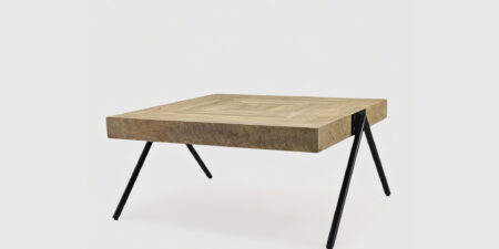Mesa de centro Roob con sobre cuadrado en espiga de madera de mango y patas metálicas tipo trípode