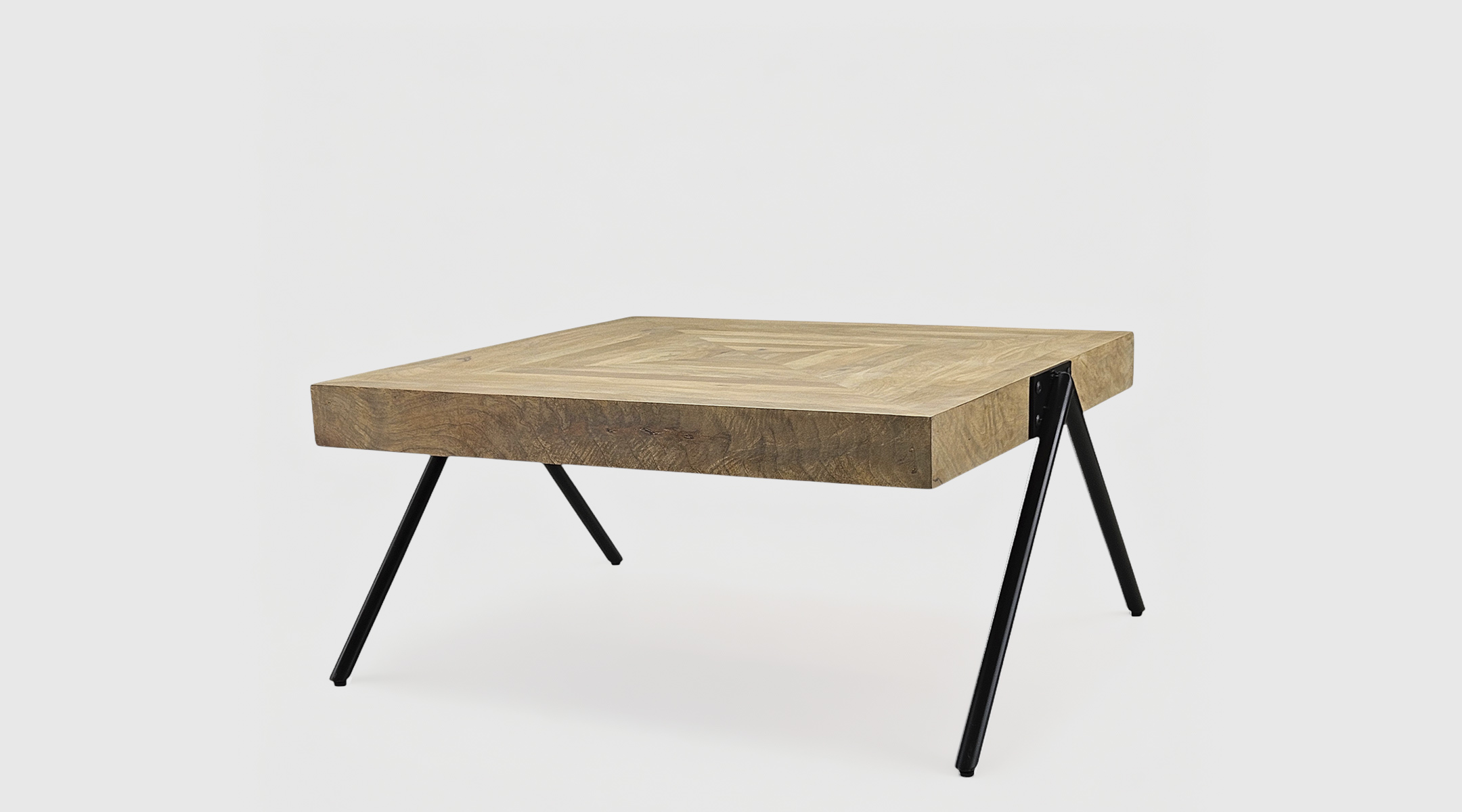Mesa de centro Roob | Madera de mango en espiga y patas metálicas – Mimma Gallery Mesa de centro Roob con sobre cuadrado en espiga de madera de mango y patas metálicas tipo trípode