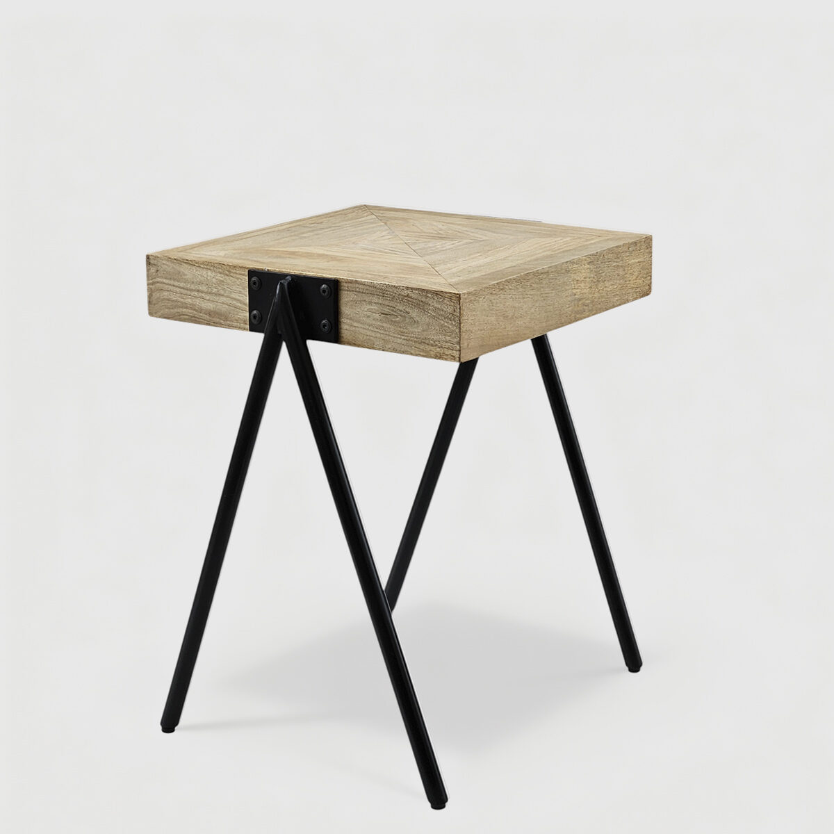 Mesa de centro de madera sostenible de mango Roob con dibujo geométrico y estructura de metal.