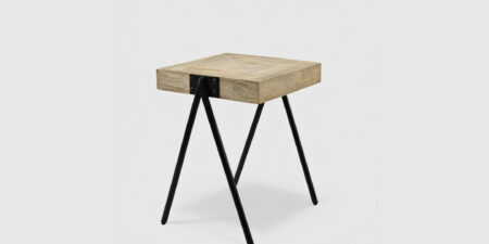 Mesa de centro de madera sostenible de mango Roob con dibujo geométrico y estructura de metal.