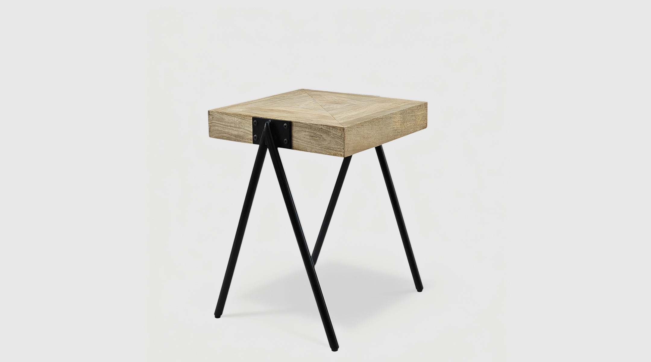 mesa-centro-madera-sostenible-mango-roob Mesa de centro de madera sostenible de mango Roob con dibujo geométrico y estructura de metal.