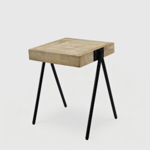 mesa-centro-cuadrada-madera-espiga-roob Mesa de centro cuadrada Roob de Mimma Gallery con sobre de madera de mango en espiga y patas de trípode negras.