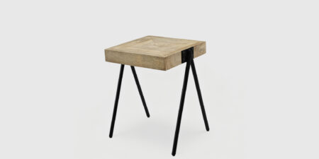 Mesa de centro cuadrada Roob de Mimma Gallery con sobre de madera de mango en espiga y patas de trípode negras.