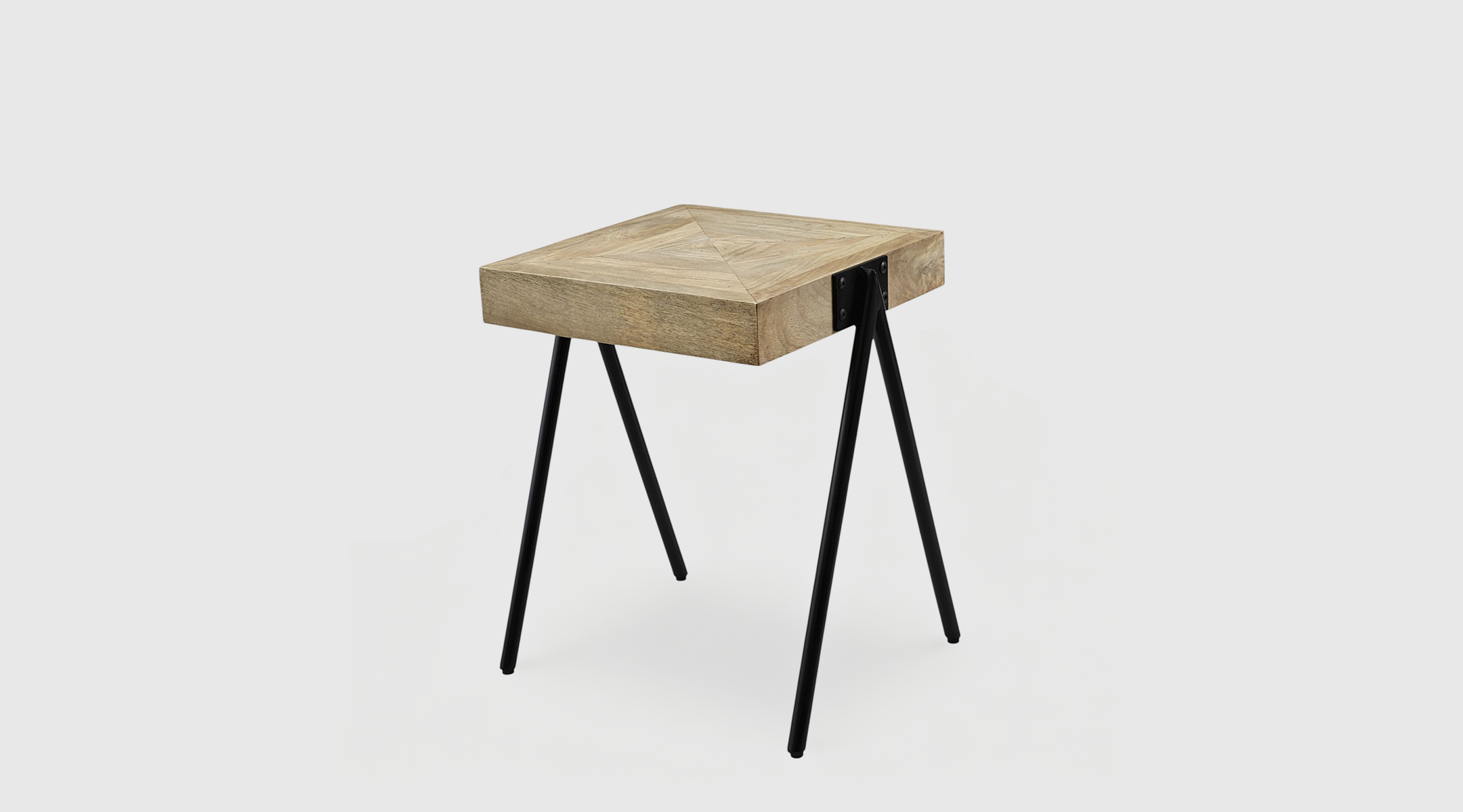 mesa-centro-cuadrada-madera-espiga-roob Mesa de centro cuadrada Roob de Mimma Gallery con sobre de madera de mango en espiga y patas de trípode negras.