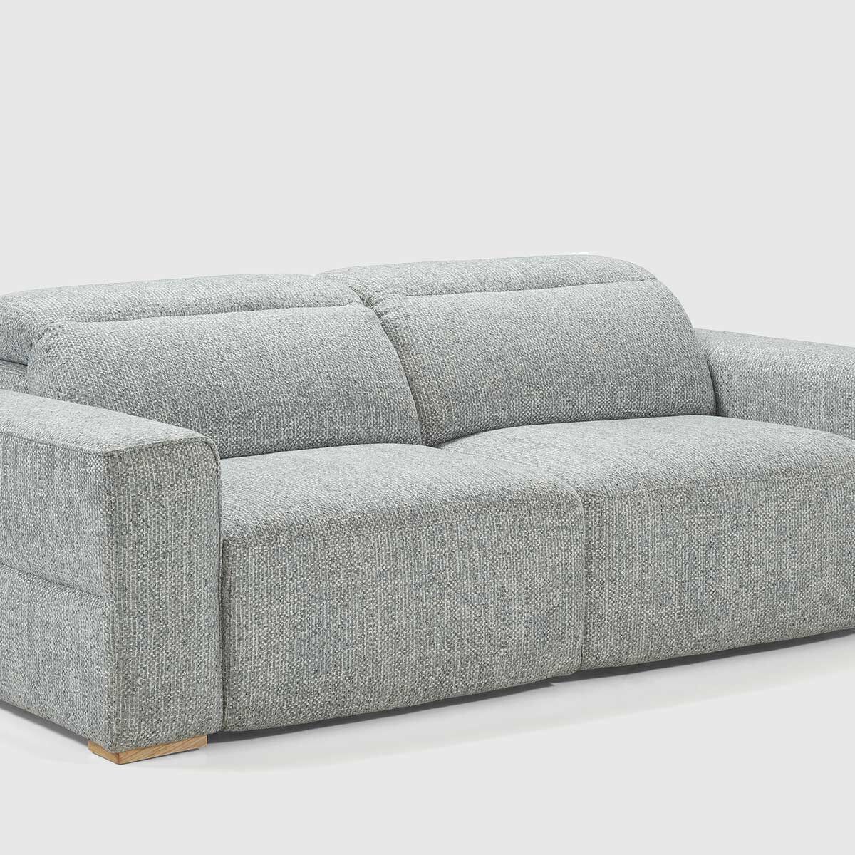 Sofá Numa azul claro con asientos eléctricos deslizantes, cabezales reclinables y patas de madera natural