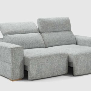 Sofá Numa azul claro eléctrico para salón luminoso y contemporáneo Sofá moderno Numa azul claro con sistema eléctrico de relax, cabezales ajustables y patas de madera natura