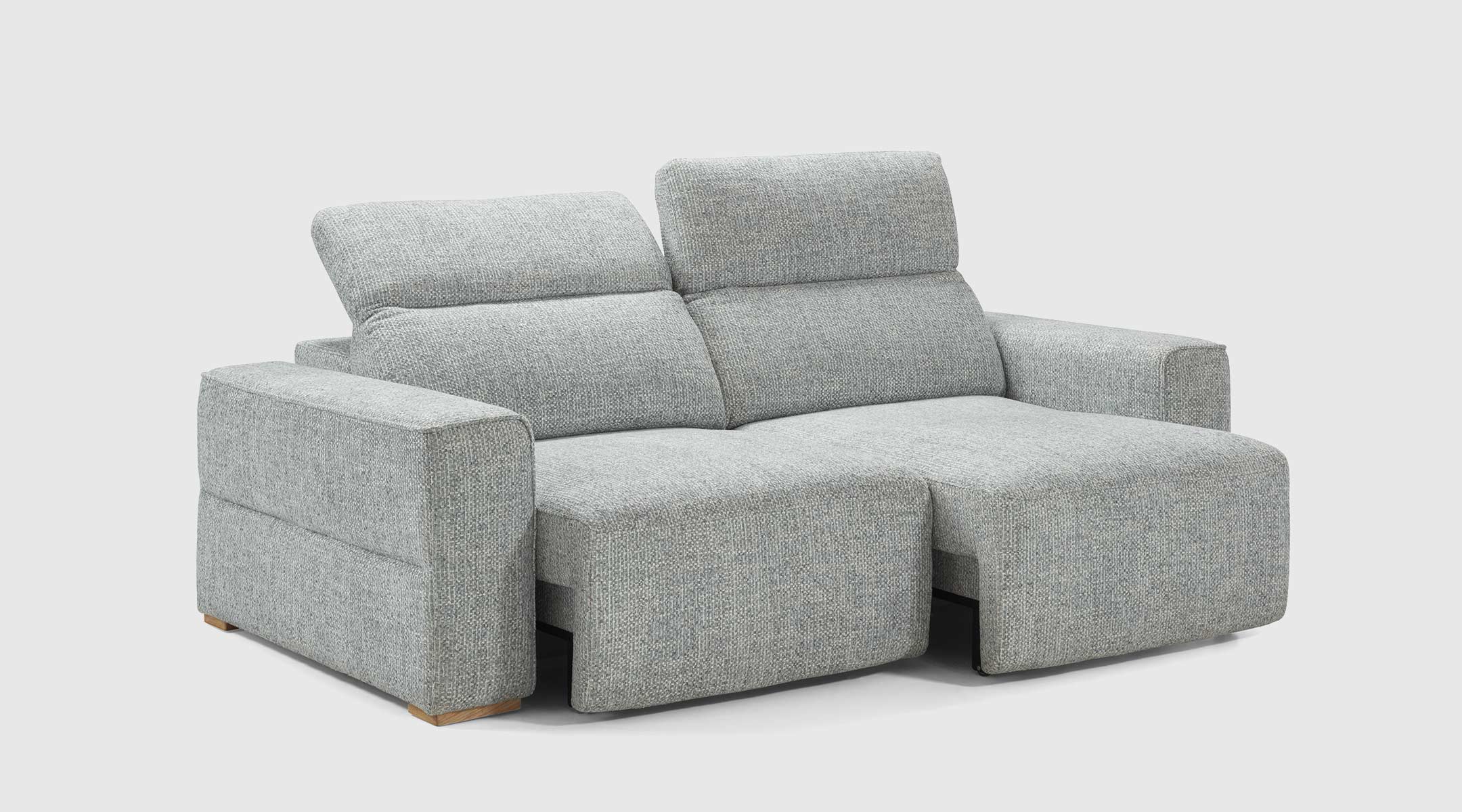 Sofá moderno Numa azul claro con sistema eléctrico de relax, cabezales ajustables y patas de madera natura