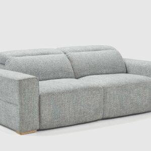 Sofá Numa azul claro con relax eléctrico y diseño contemporáneo Sofá Numa azul claro con asientos eléctricos deslizantes, cabezales reclinables y patas de madera natural