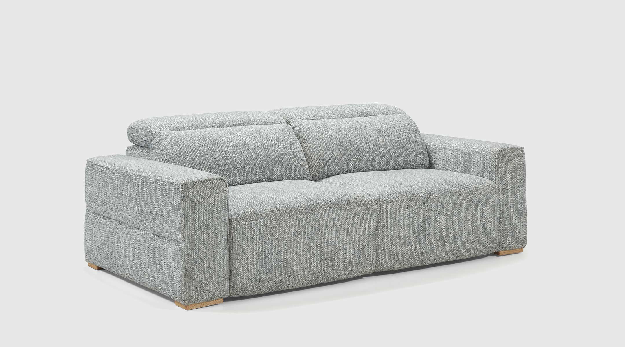 Sofá Numa azul claro con relax eléctrico y diseño contemporáneo Sofá Numa azul claro con asientos eléctricos deslizantes, cabezales reclinables y patas de madera natural