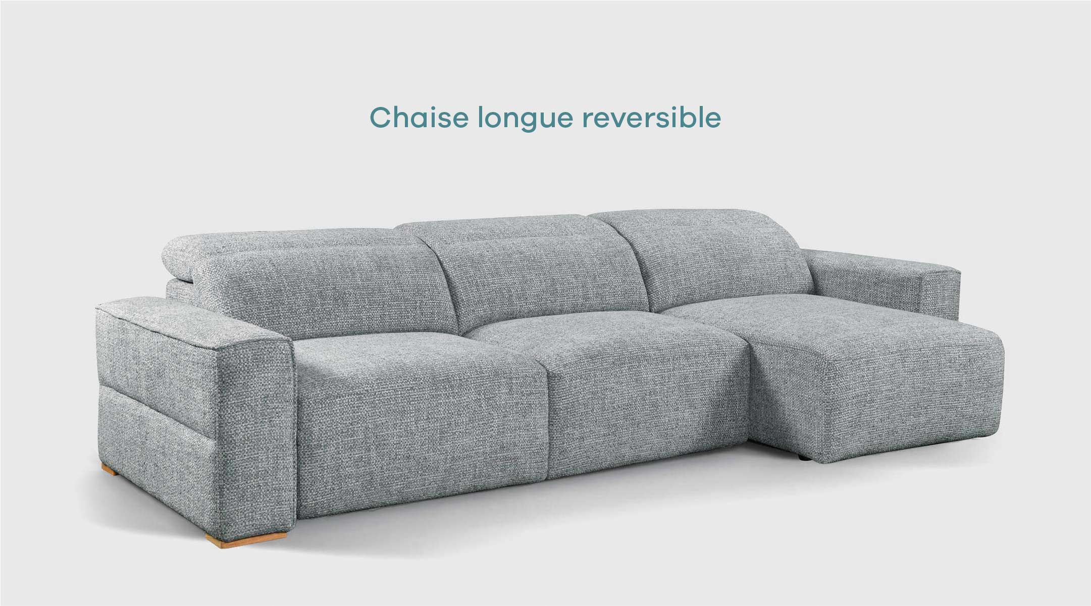 Sofá Chaise Longue Numa Eléctrico Izquierda - Nova 72 Light Blue Sofá moderno Numa en color Light Blue con chaise longue a la izquierda, asientos eléctricos con mando inalámbrico y patas de madera.
