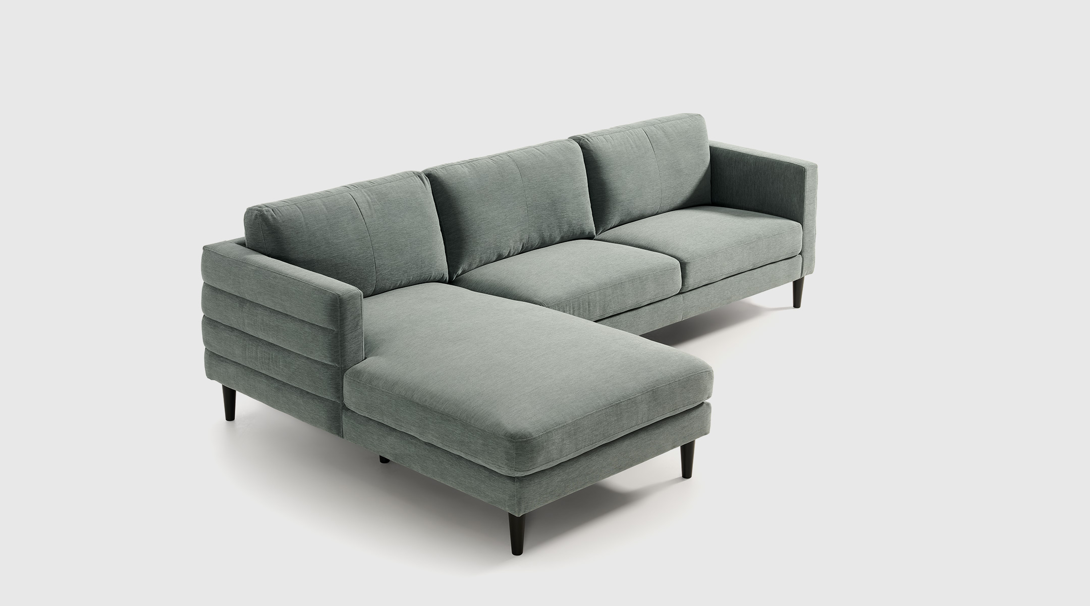 Sofá moderno Ivory azul con terminal derecho, sentada premium de muelles y patas altas que facilitan la limpieza.