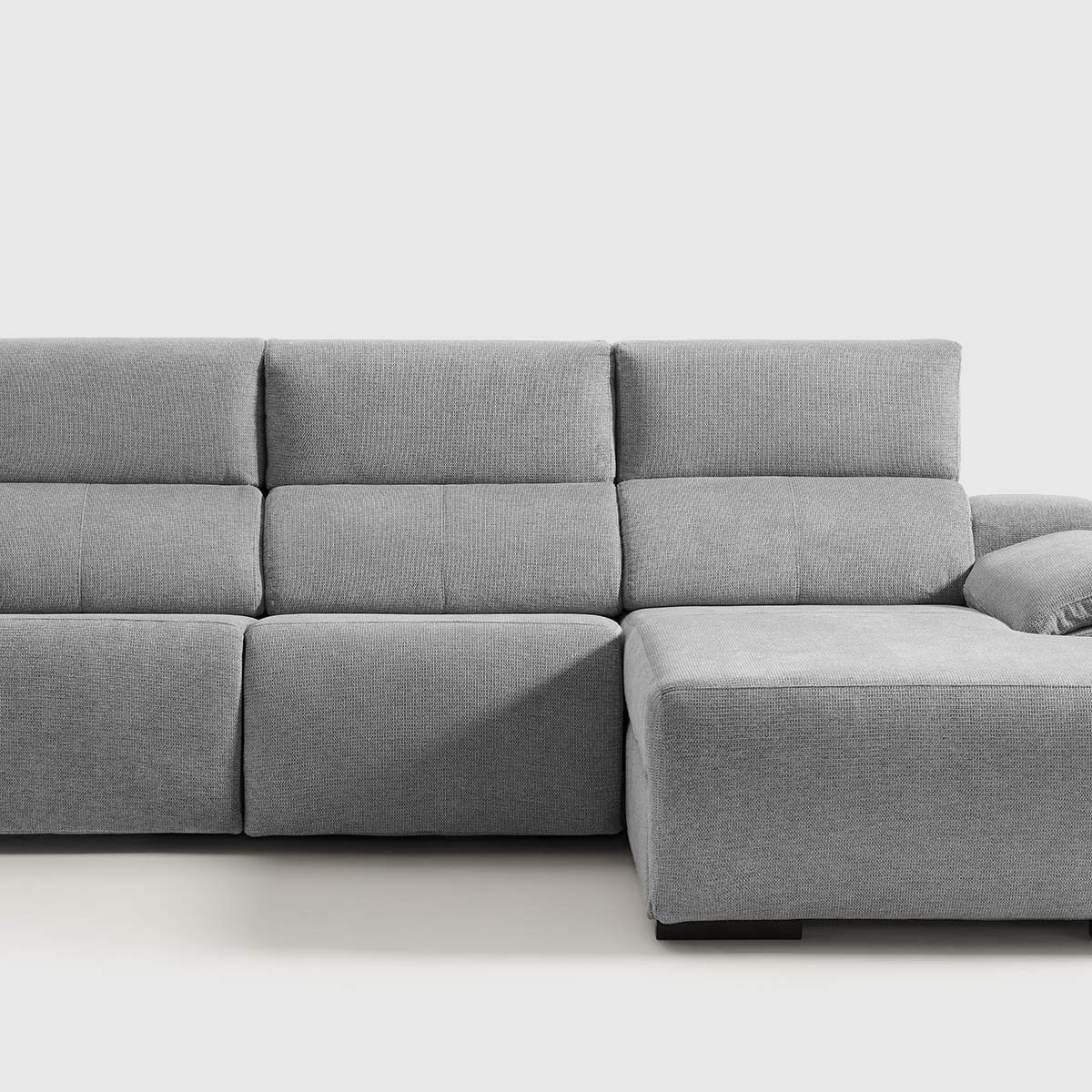 Sofá motorizado Zale en color gris con chaise longue a la izquierda, cabezal ajustable en 10 posiciones y pouffs incluidos en el brazo.