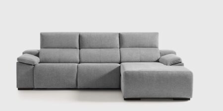 Sofá motorizado Zale en color gris con chaise longue a la izquierda, cabezal ajustable en 10 posiciones y pouffs incluidos en el brazo.