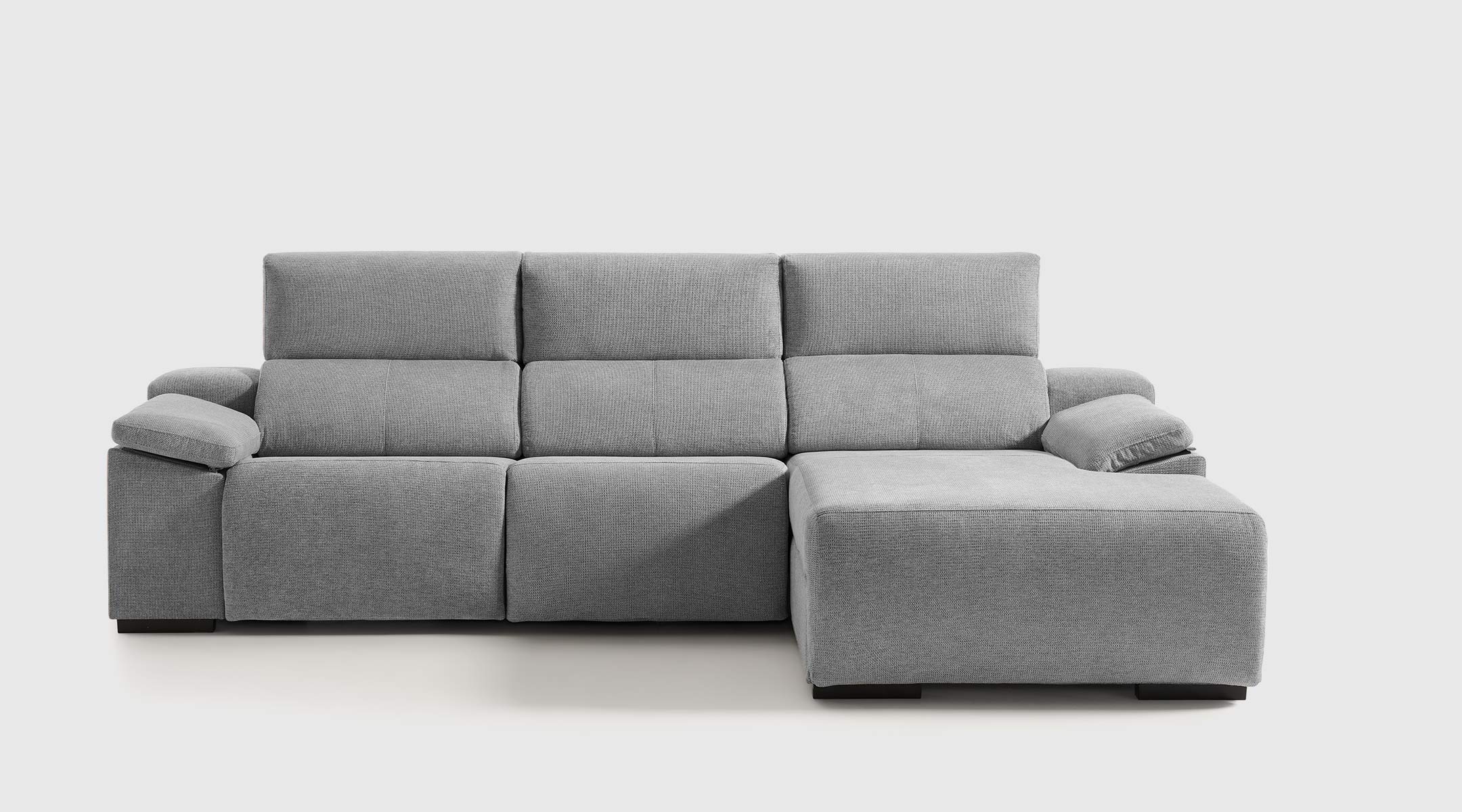 Sofá Chaise Longue Zale Relax Motorizado - Color Gris - Izquierda Sofá motorizado Zale en color gris con chaise longue a la izquierda, cabezal ajustable en 10 posiciones y pouffs incluidos en el brazo.