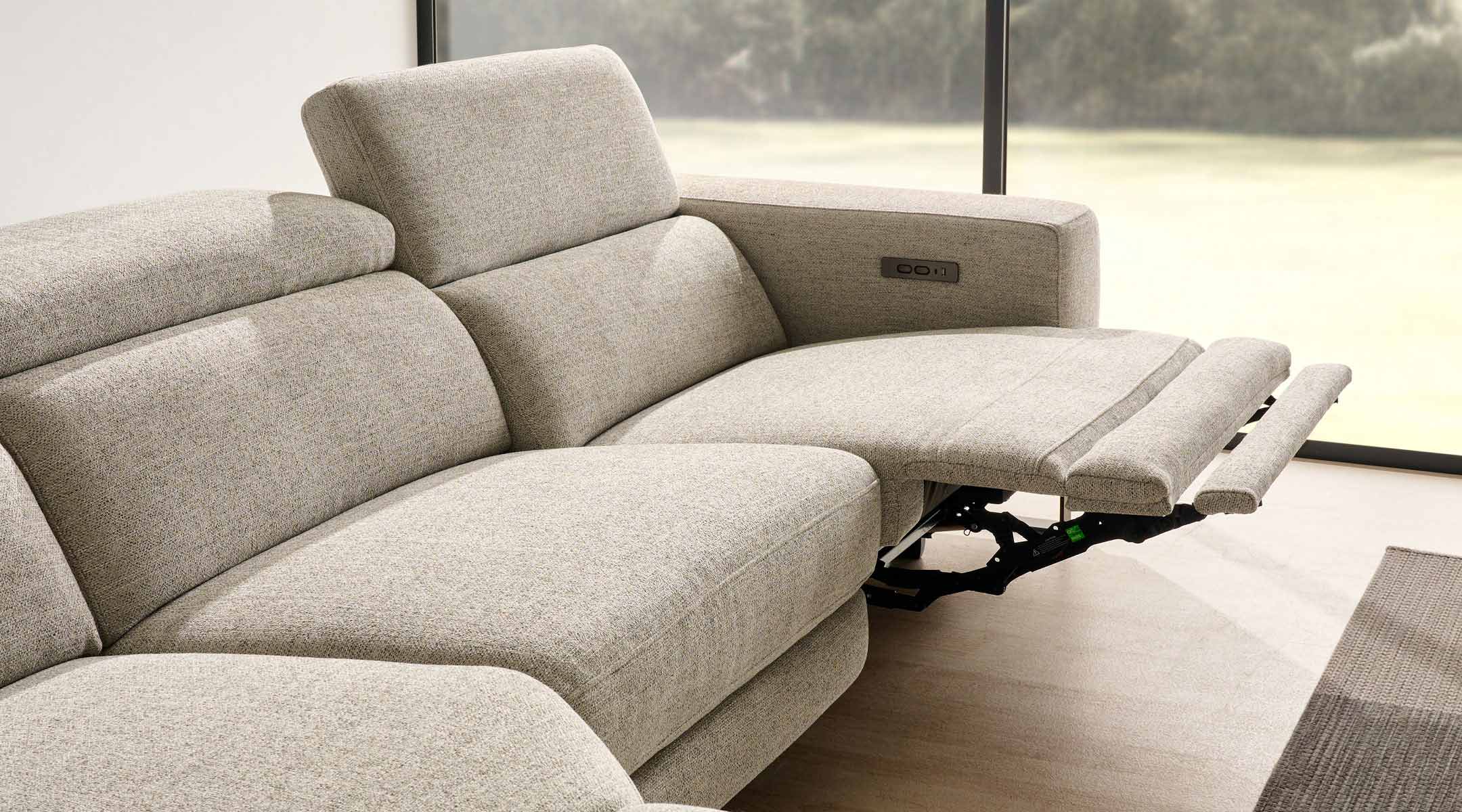 rinconera-balm-5-1 Sofá rinconera Balm gris claro con dos relax eléctricos, cargadores USB y patas metálicas estilo patín
